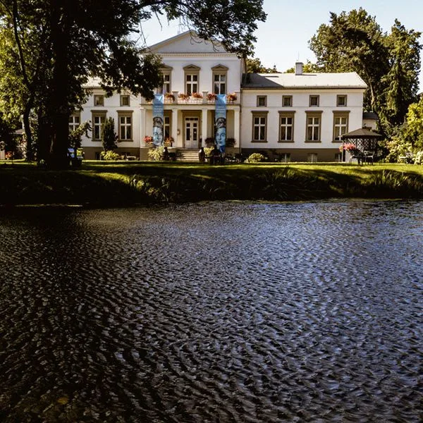 Dwór w Podstolicach