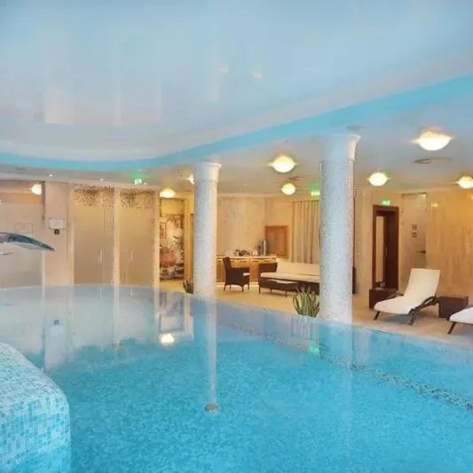 Retro Riverside Wellness Resort - zdjęcie 2