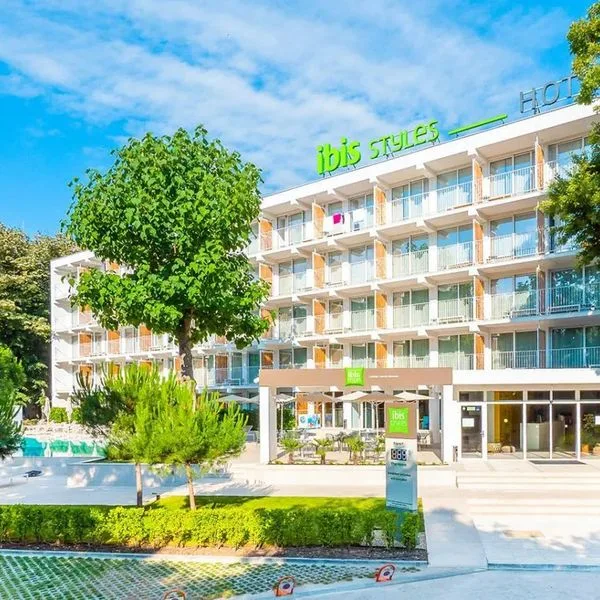Ibis Styles Golden Sands Roomer Hotel