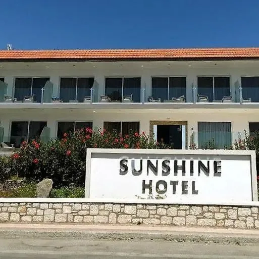 Sunshine Lardos - zdjęcie 3