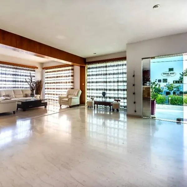 Sunshine Lardos - zdjęcie 4